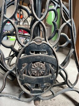 Starý šlapací šicí stroj – dekorativní litinový podstavec, k - 4