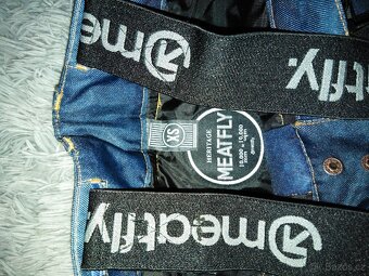 Snowboardové kalhoty Meatfly,  přilba Giro a hůlky - 4