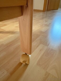 Postýlka s kolečky, matrací a stahovací bočnicí - 4