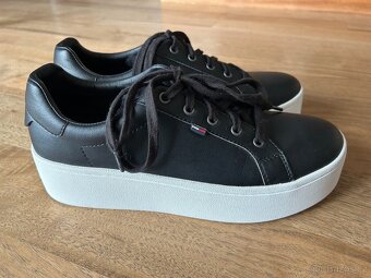 Černé tenisky na vyšší platformě Tommy Jeans vel. 40 - 4