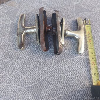 Staré mosazné kličky k oknům. - 4