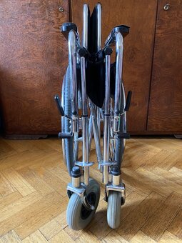 Skládací invalidní vozík - 4