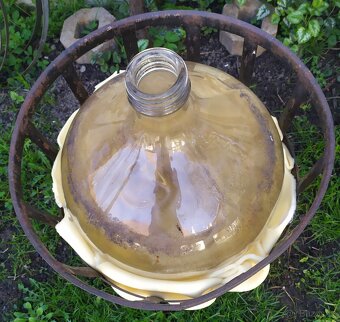 Nabízím 50litrový demižon v kovovém koši - nepoškozeno - 4