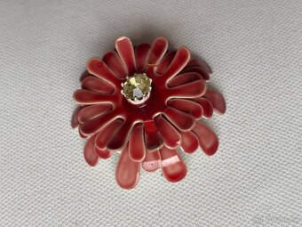 Stará kovová brož s bílým broušeným kamínkem - 4