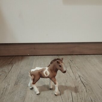 Schleich kobyla a 2 hříbata - 4
