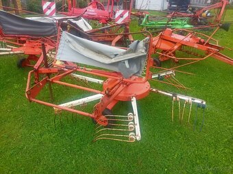 Pěkný shrnovač sena 2 m - 4