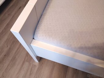 Prodám jednolůžkovou postel z bílého lamina. - 4