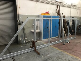 Samonosná posuvná brána v žárovém zinku - 4