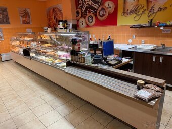 Regály a vitríny - 4