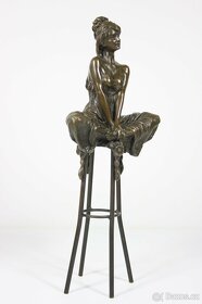 Bronzová socha mladé dámy na barové židli, 29cm - 4