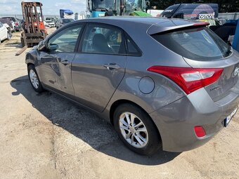 Hyundai i30 1.6d 2012 sražka se zveři - 4