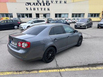 Volkswagen Jetta 2.0 FSI Sportline - 4