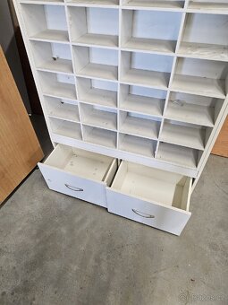 Prodám skříňku s přihrádkami - 4