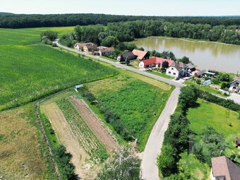 Stavební pozemek v klidné lokalitě Starých Nechanic - 4