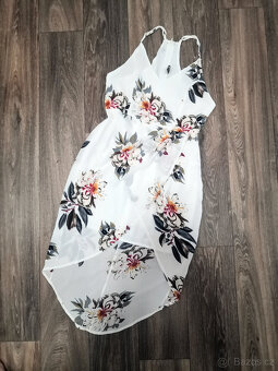 Letní lehounké zavinovací šaty s květy - 4