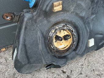 BMW F11/F10/F07 520/530D palivová nadrz - 4