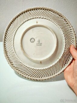 Starý prolamovaný porcelánový talíř - 4
