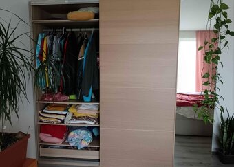 Šatní skříň IKEA PAX s osvětlením v top stavu - 4