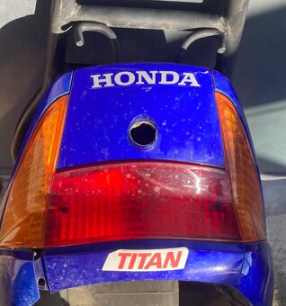 "Půlka skútru" Honda SCV LEAD 100 r. 2006 + kolo + tlumič - 4