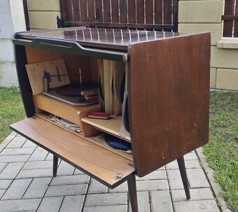 Gramofon se skříní a LP deskami - 4