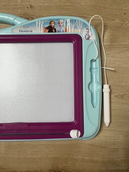 Magnetická kreslící tabulka Frozen Clementoni. - 4