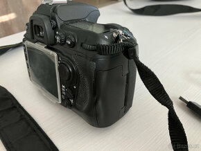 Nikon D300 + objektiv 28-70, příslušenství - 4