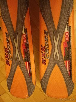 Set lyže 130 cm, hůlky a přeskáče 24.5 cm - 4