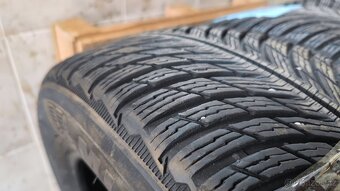 235/60/18 R18  zimní pneu Michelin - 4