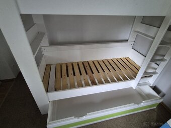 Prodám masivní patrovou postel z olše s úložným prostorem - 4