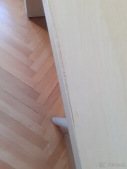 Stůl složený z jednotlivých dílů - 4
