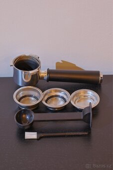 De’Longhi Dedica EC 685.BK – stylový pákový kávovar (černý) - 4