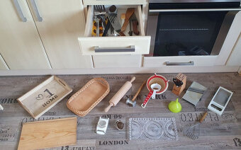 Nádobí z bytu - hrnce, talíře, hrnky, sklenice - 4