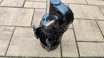 Elektromotor s převodovkou - 4