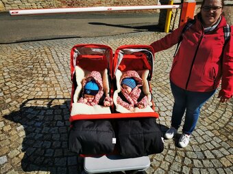 Kočárek po dvojčátkách - 4