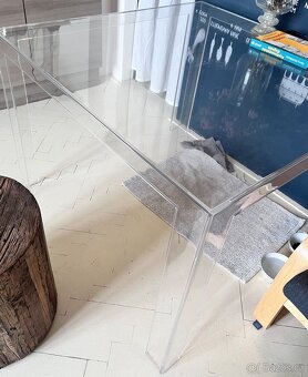 Kartell_transparentní stůl - 4