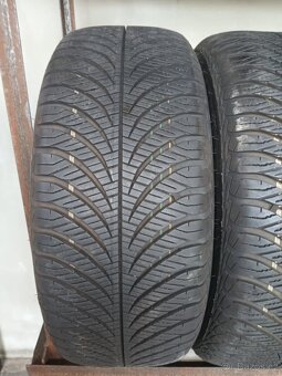 Sada zimních pneu 215/55/17.Goodyear. - 4