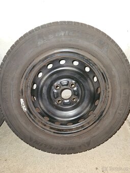 Prodám ocelové disky 5½Jx15 ET45 s letními pneu Michelin - 4
