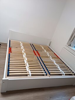 Prodám bílou manželskou postel s nastavitelnými rošty 180x20 - 4