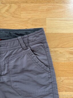 Šedé outdoorové kraťasy North Face vel. S/M - 4