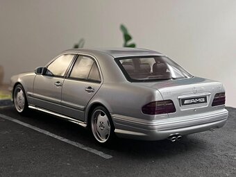 1:18 Mercedes-Benz E-Class E55 AMG - Silver - OttOmobile - 4