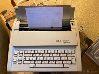 Elektrický psací stroj Robotron Erika 3004 - funkční - 4