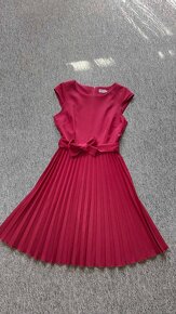 Vínové plisované šaty - 4