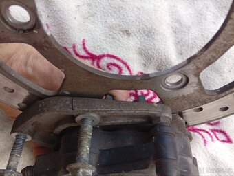 2008 Suzuki burgman 200 přední brzdový třmen 3 pískový - 4