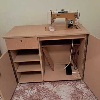 Starý šicí stroj - 4