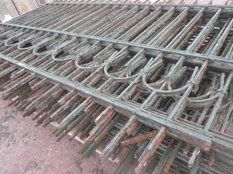 Starý železný plot, 23 bm, 12 dílů, plotové dílce - 4