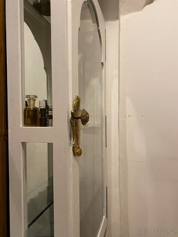 Umělecká závěsná vitrína s historickým fazetovým sklem - 4