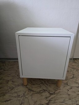 SKŘÍŇKA S PODNOŽÍM - 4