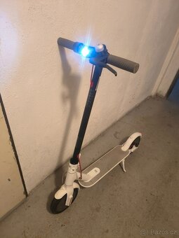 koloběžka bílá Xiaomi Mi Electric Scooter M365 - 4
