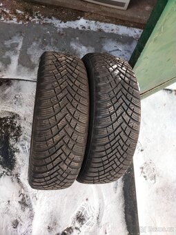 Prodám 2ks zimní pneu Hankook 205/60/16 se vzorkem kolem 6 m - 4