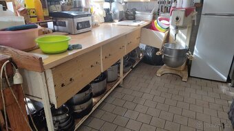 Pracovní kuchyňský stůl - 4